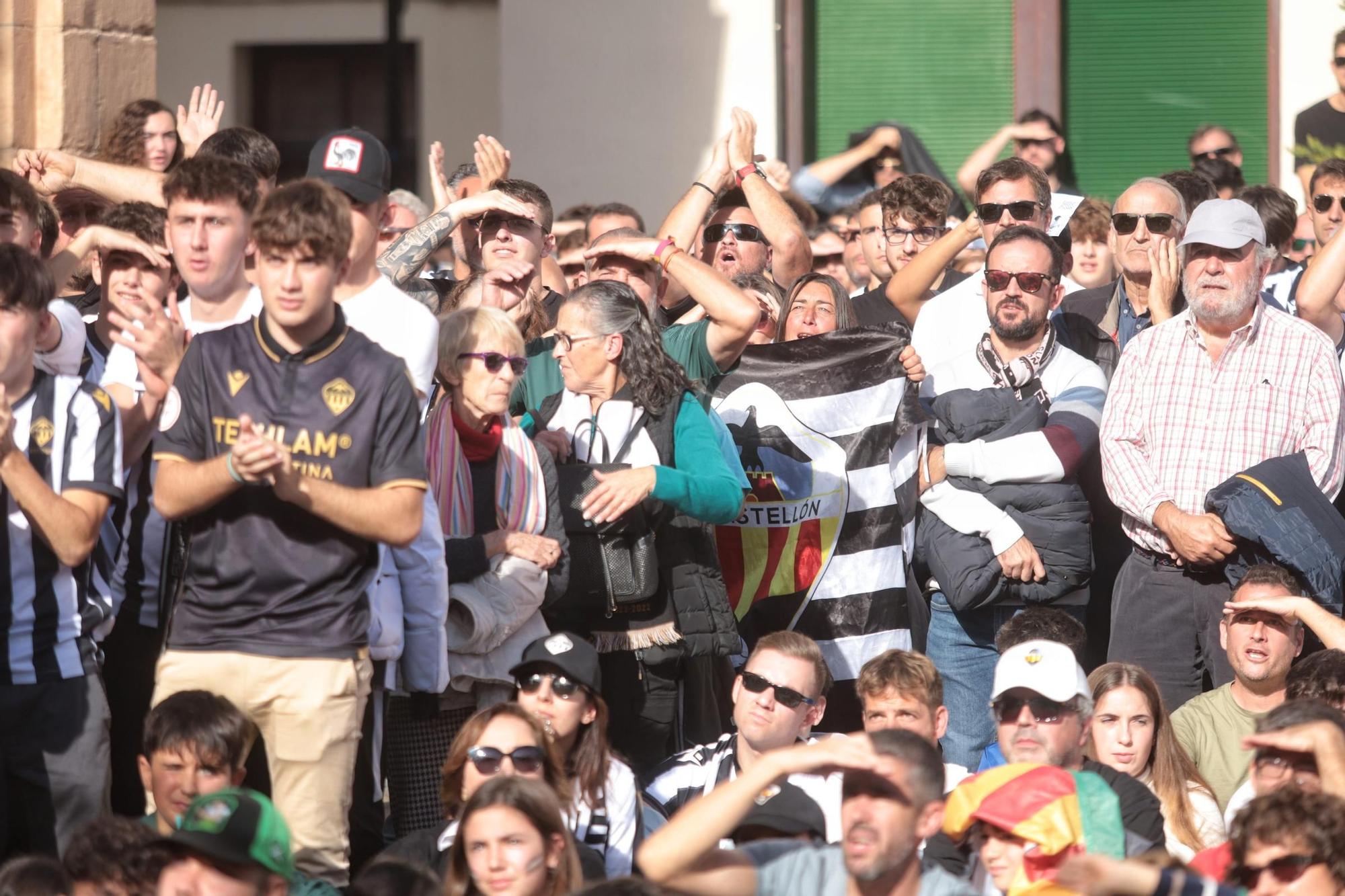 La plaza Mayor de Castelló se tiñe de albinegrismo en un día para el recuerdo