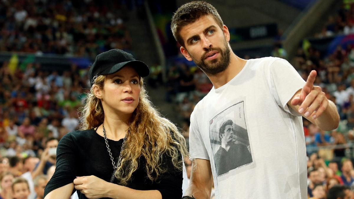 Shakira y Piqué, todavía en pareja, viendo un partido de baloncesto