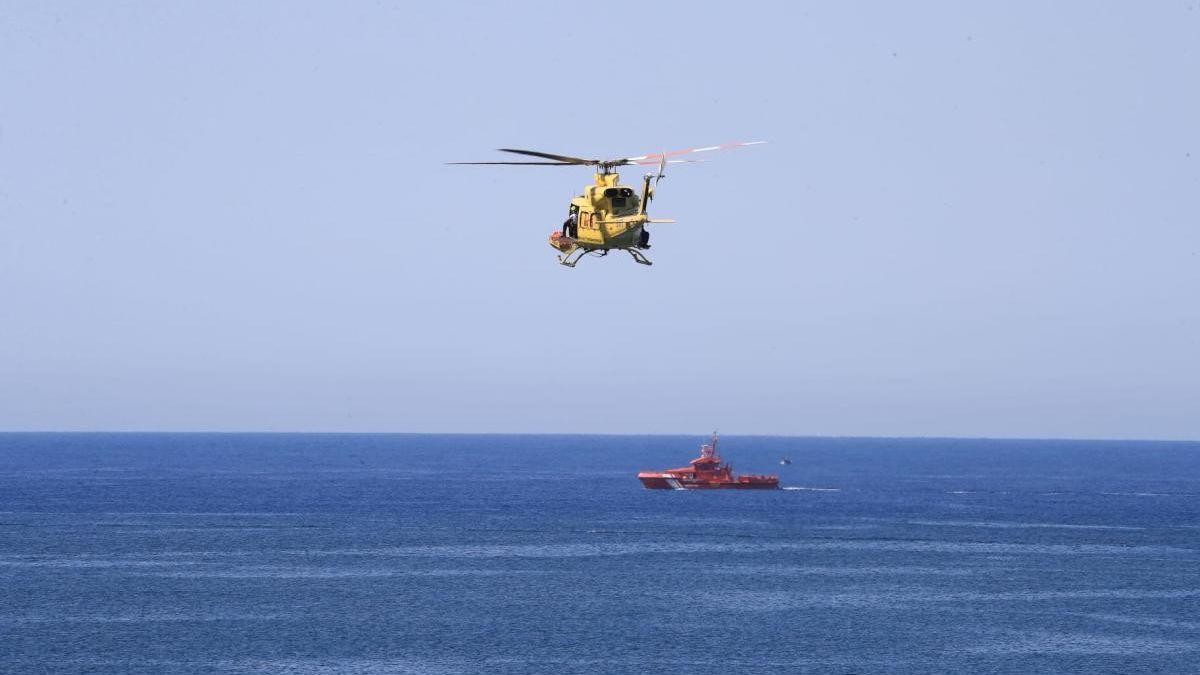 Un helicóptero sobrevuela el mar, en una foto de archivo.