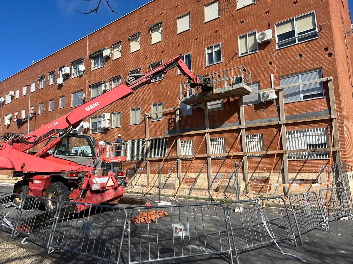 Los operarios de la empresa Jiménez Nevado Construcciones actúan en el edificio con la fachada en riesgo de colapso.