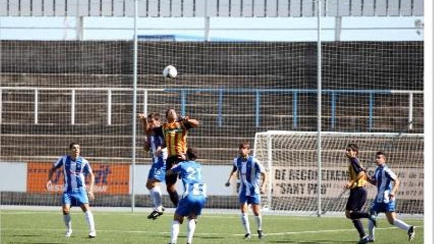 Una acció del partit d&#039;ahir contra el Vilafranca, en l&#039;estrena de la Unió Esportiva Figueres a Tercera Divisió.