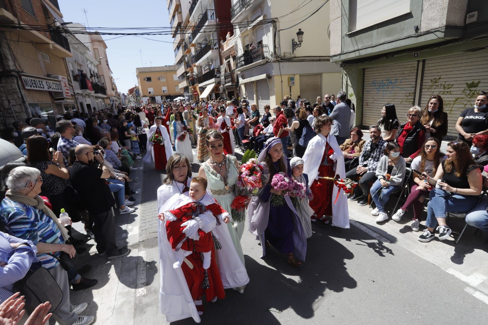 Flores y alegría para despedir la Semana Santa Marinera en el desfile de Resurrección