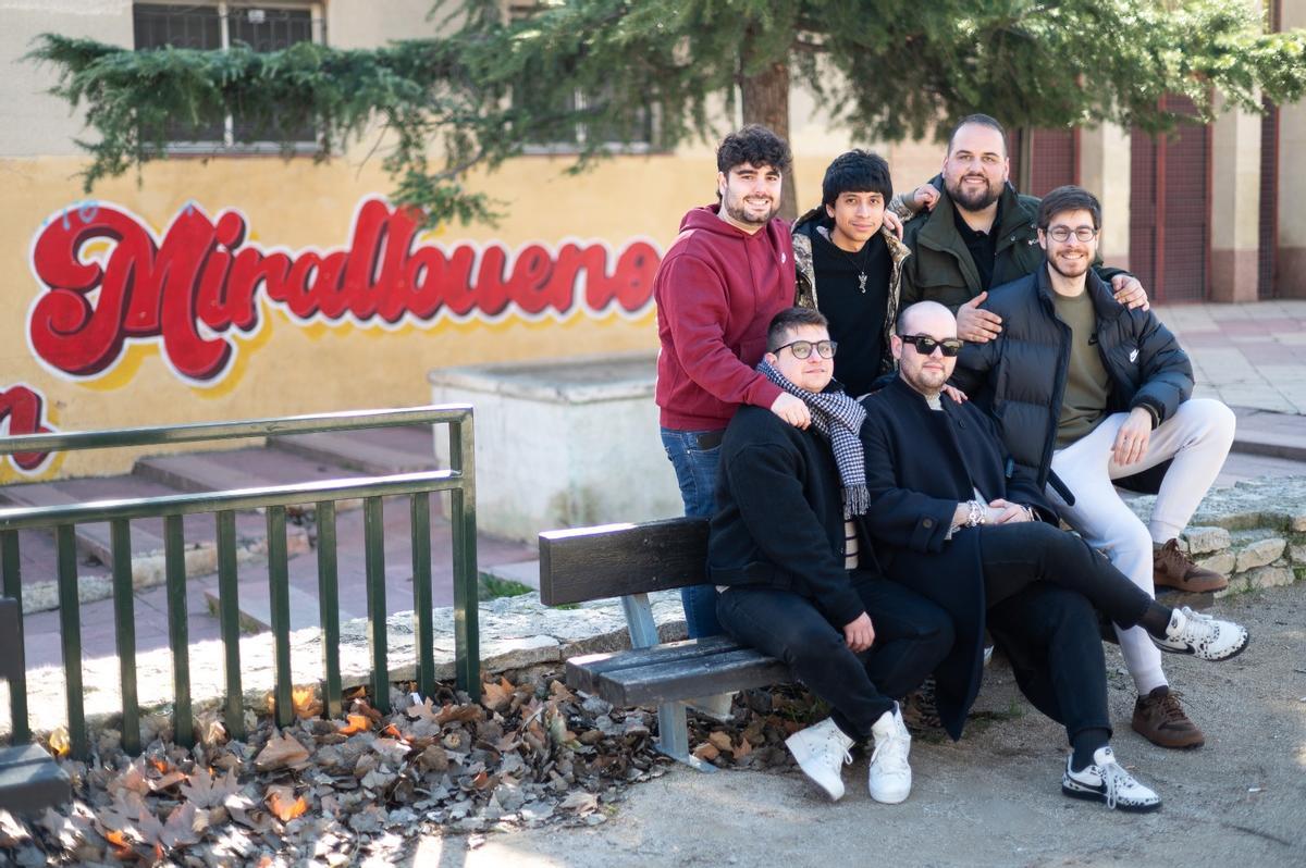 Algunos de los jóvenes que están detrás de la cuenta viral Tu Miralbueno, este domingo en la plaza de las Peñetas.