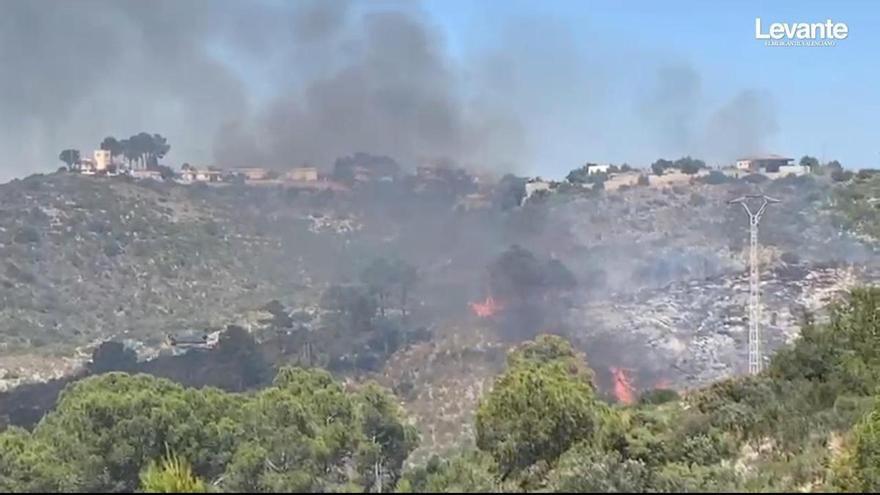 Un incendio en Torrent obliga a desplegar seis medios aéreos