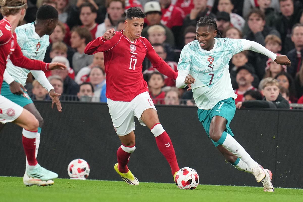 COPENHAGEN (Denmark), 01/10/2026.- Adam Daghim (C) of Denmark and Rafael Leao (R) of Portugal in action during the UEFA Nations League match Denmark against Portugal, in Copenhagen, Denmark, 01 October 2026. (Dinamarca, Copenhague) EFE/EPA/Liselotte Sabroe DENMARK OUT