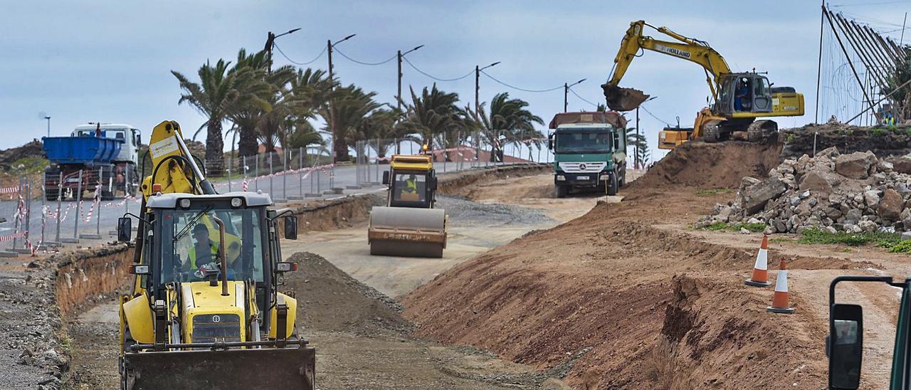 Trabajos en la carretera de Melenara, en el municipio de Telde. | | ANDRÉS CRUZ