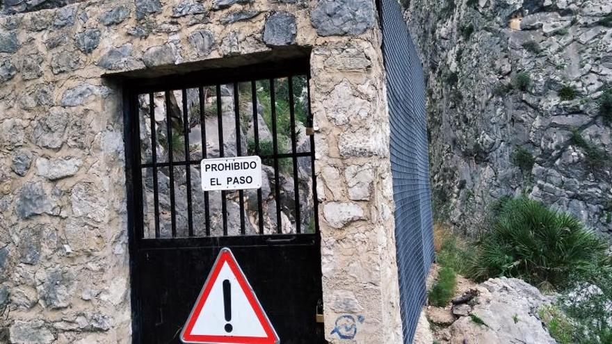 La CHJ ha reforzado ahora la valla de la entrada a la presa. El cartel avisa a los intrusos de que está prohibido colarse.