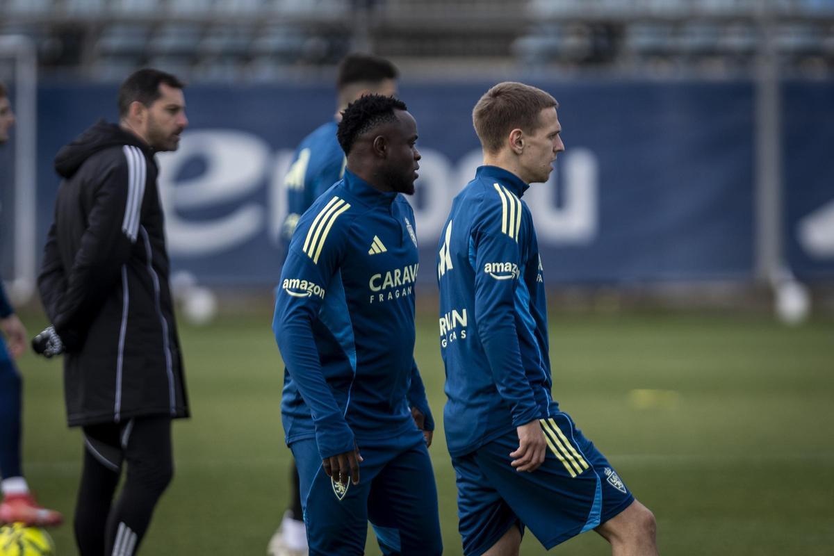 El delantero, junto a Cumic, otro de los fichajes, en una sesión.