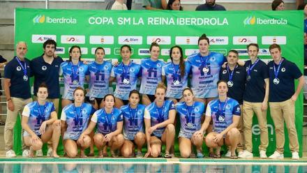 Las jugadoras del Sant Andreu, con la medalla