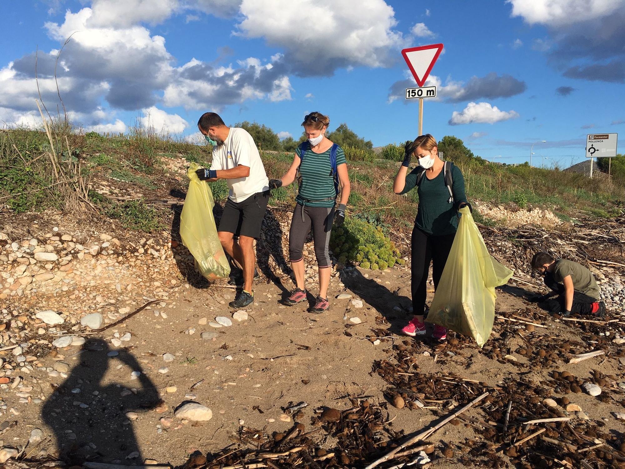 Una veintena de voluntarios reúnen 15 bolsas de basuras del arenal. Es una iniciativa particular de ciudadanos concienciados en la necesidad de mantener las playas limpias