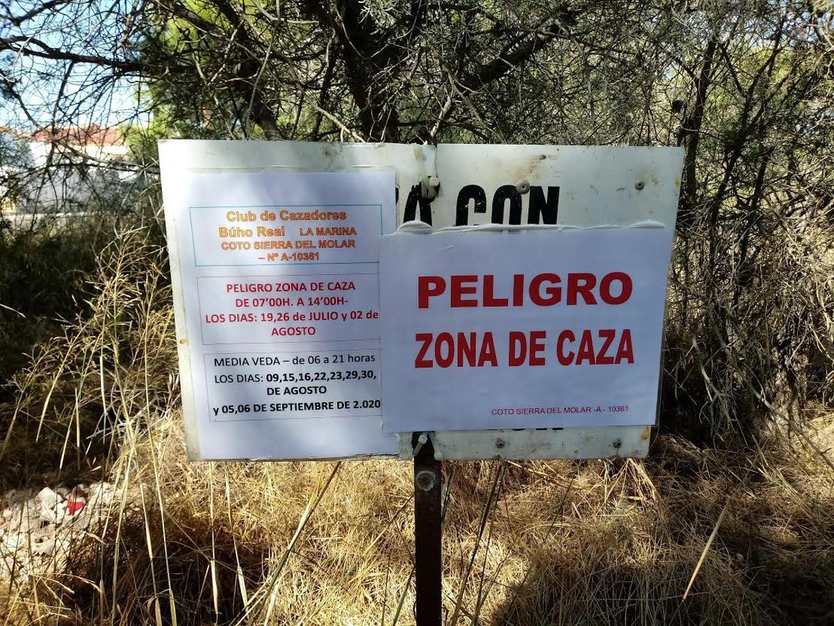 Un cartel de caza anunciando los horarios y el peligro, en una imagen de La Marina en Elche, recogida por Amigos de los Humedales del Sur de Alicante