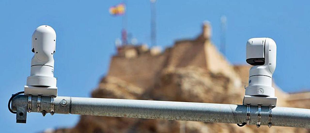 Detalle de dos de las cámaras, con el castillo de fondo. |