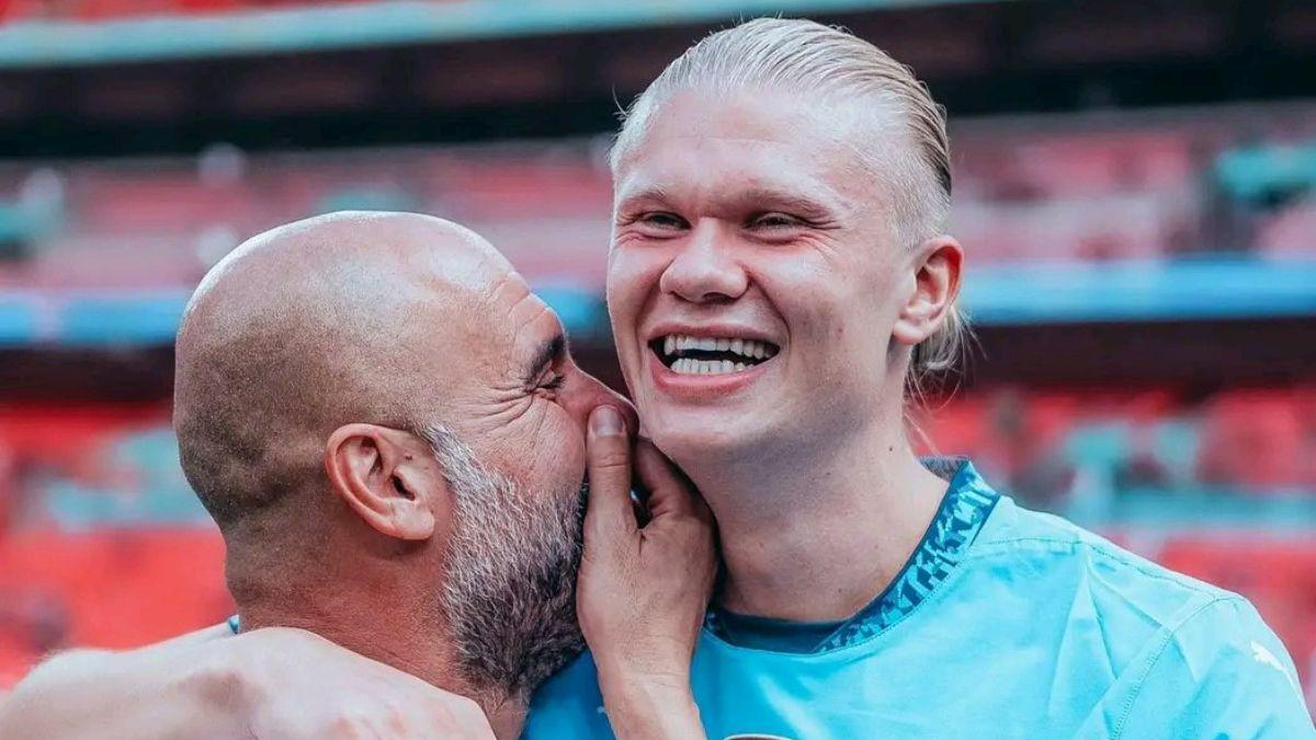 Pep Guardiola, junto a Erling Haaland.