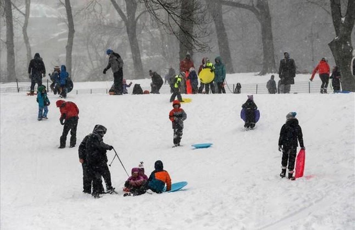 lpedragosa32517747 people visit central park as snow falls on january160123202554