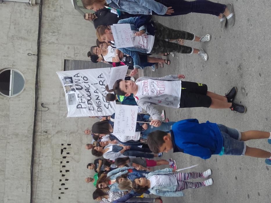 Protesta por el mal estado del colegio de la Font d'en Carròs