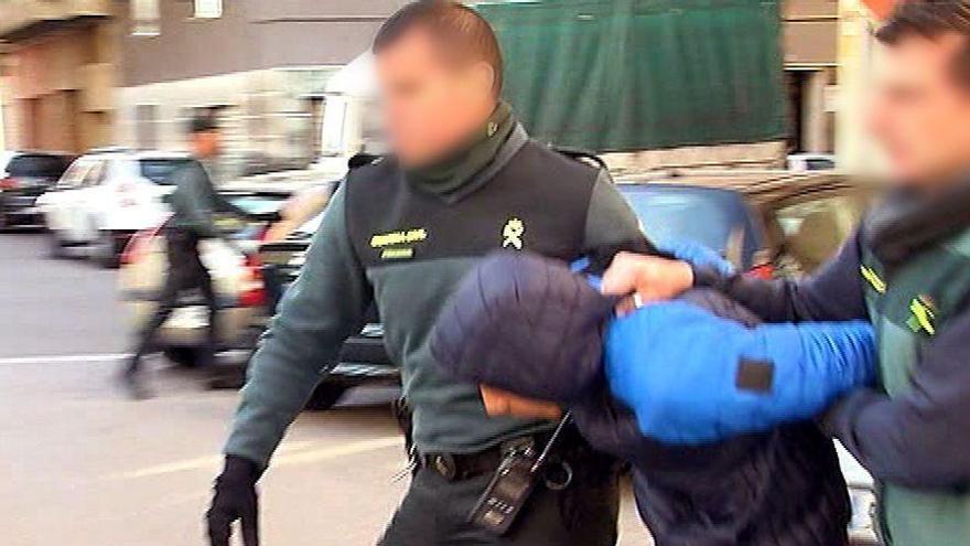 La Guardia Civil realiza tres horas de registro domiciliario donde se produjo la violación en Burriana