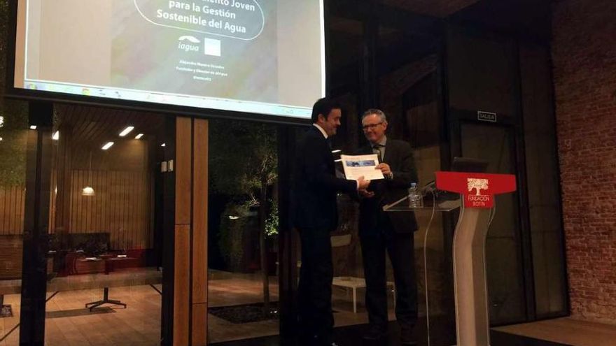 Alejandro Maceira, a la izquierda, en el momento de recibir el premio.