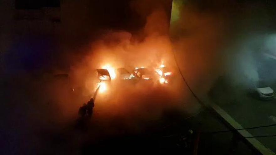 Incendio de cuatro coches en el Cruce de Arinaga