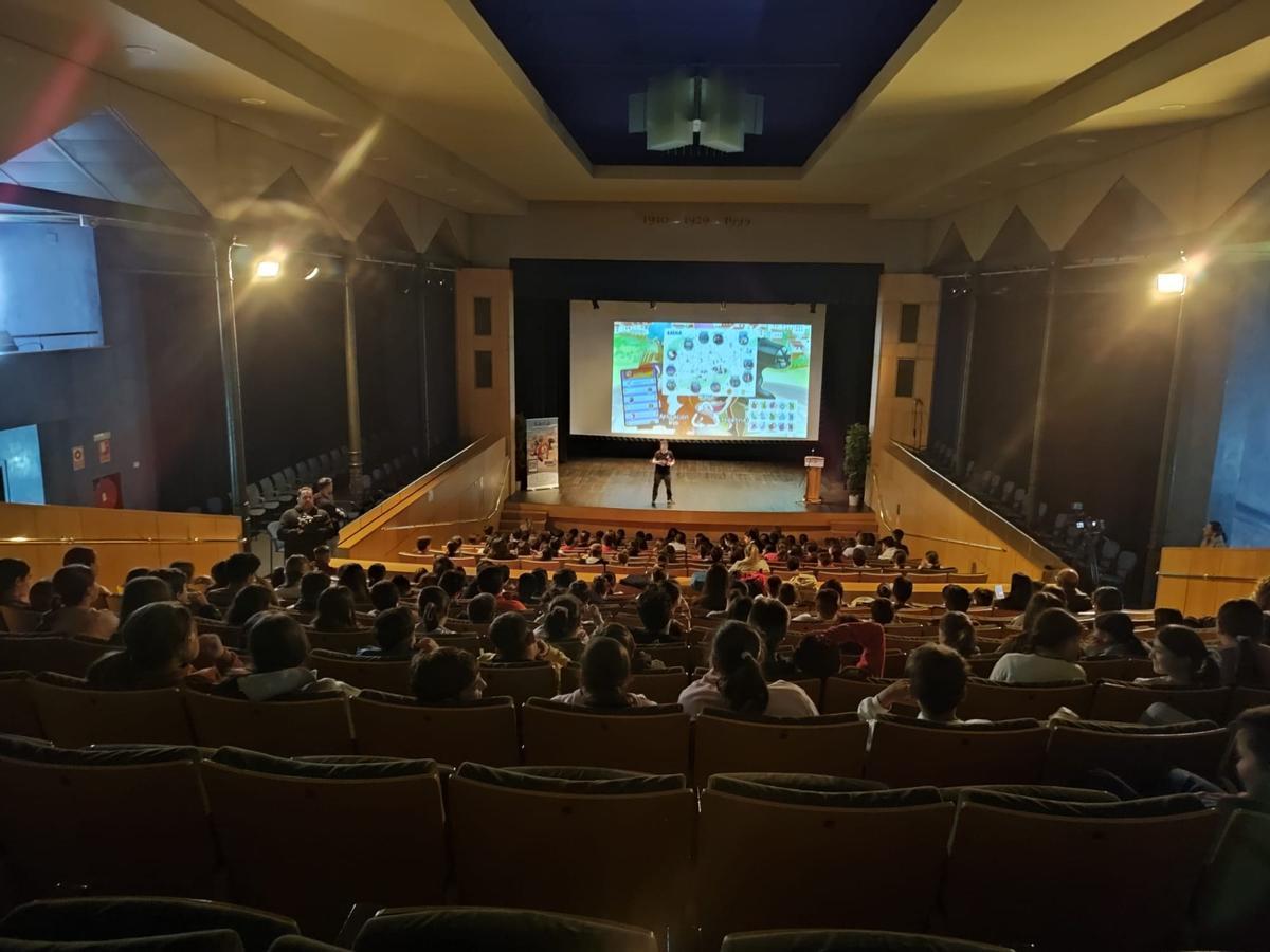 Presentación de la aplicación Marco Topo en el teatro de Baena.
