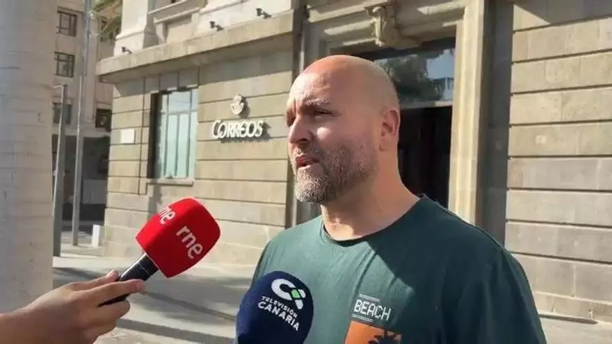 Pedro Segura, Secretario del Centro Postal de Comisiones Obreras en Canarias, durante la regularización de personas migrantes