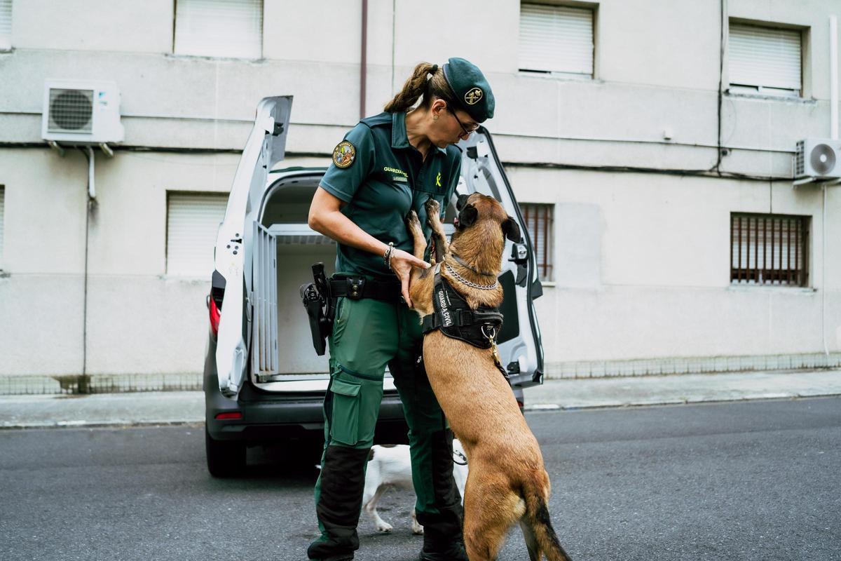 Hay un gran vínculo afectivo entre la agente Martín y la perra Kira
