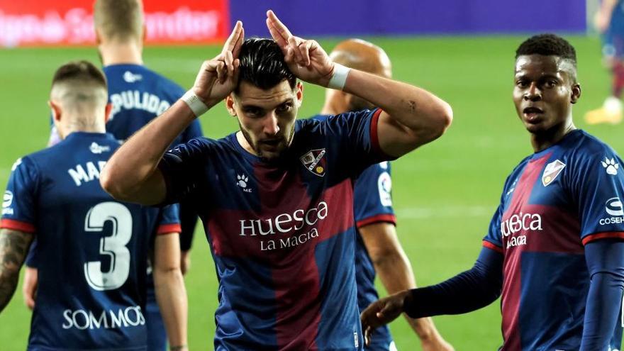 Rafa Mir celebra uno de sus tres goles ante el Valladolid