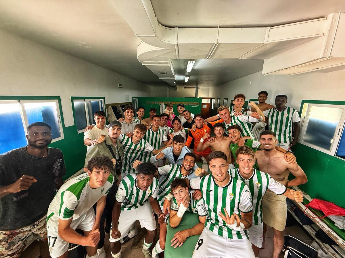Los jugadores del Cordoba CF B celebran la victoria ante el San Roque de Lepe.