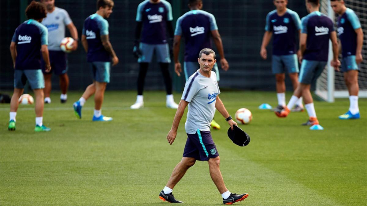 Ernesto Valverde durante un entrenamiento del FC Barcelona