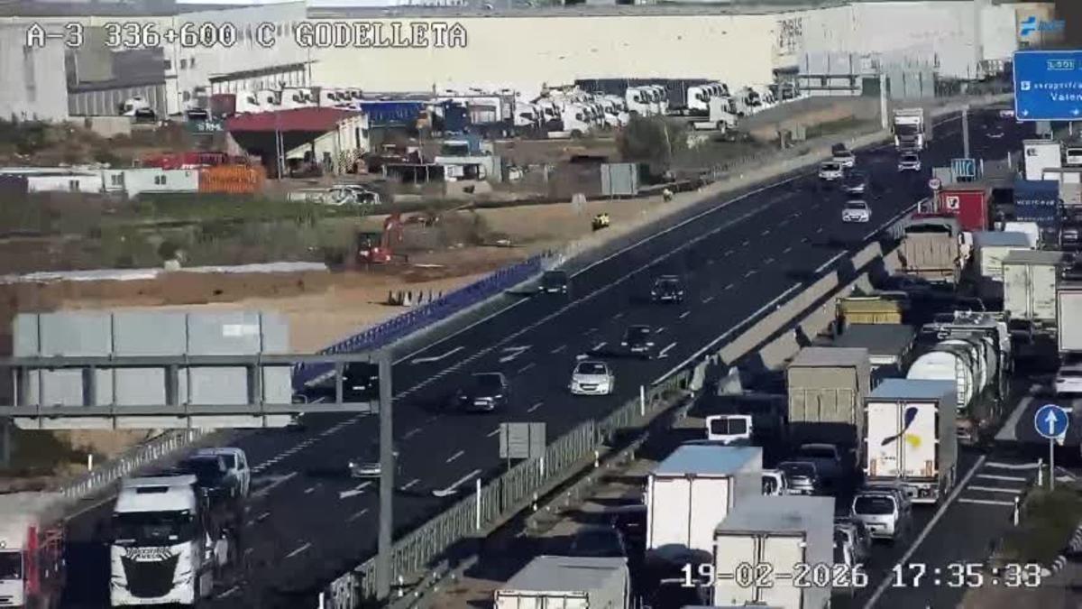 Varios kilómetros de retención en la A-3 por un accidente a la altura de Loriguilla.