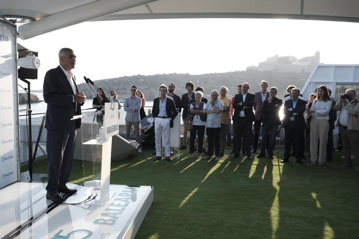 Adolfo Utor se dirige a los asistentes a la presentación del Cap de Barbaria.