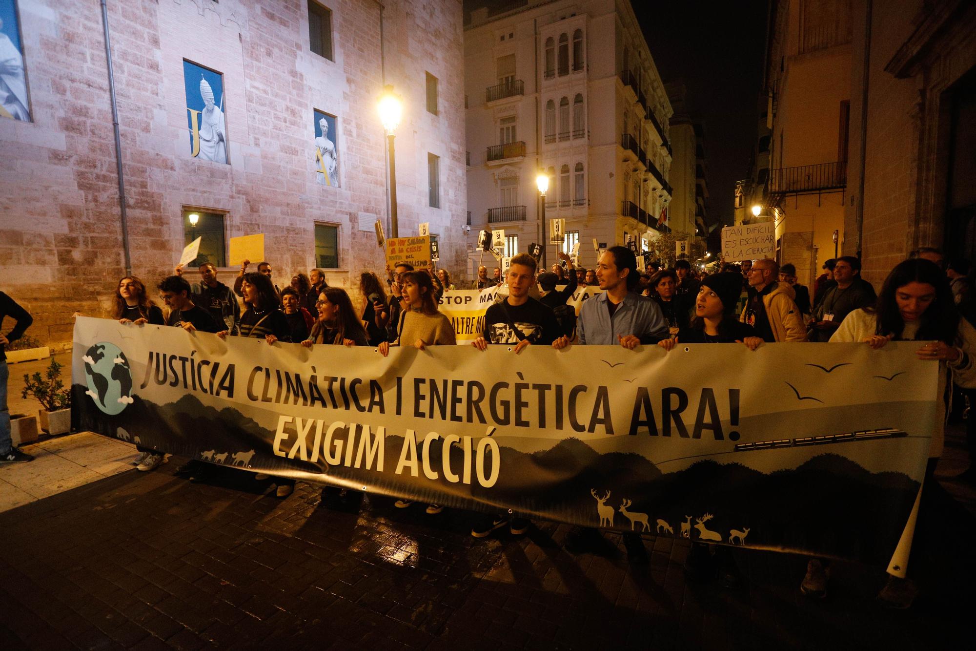 Alianza por el Clima organiza una manifestación en València para exigir justicia climática.