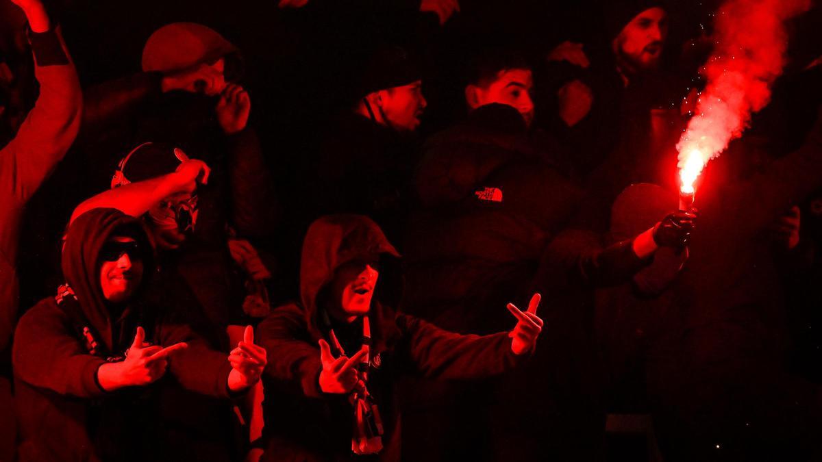 Radicales del PSG, en el Parque de los Príncipes de París en un partido contra el Lille.