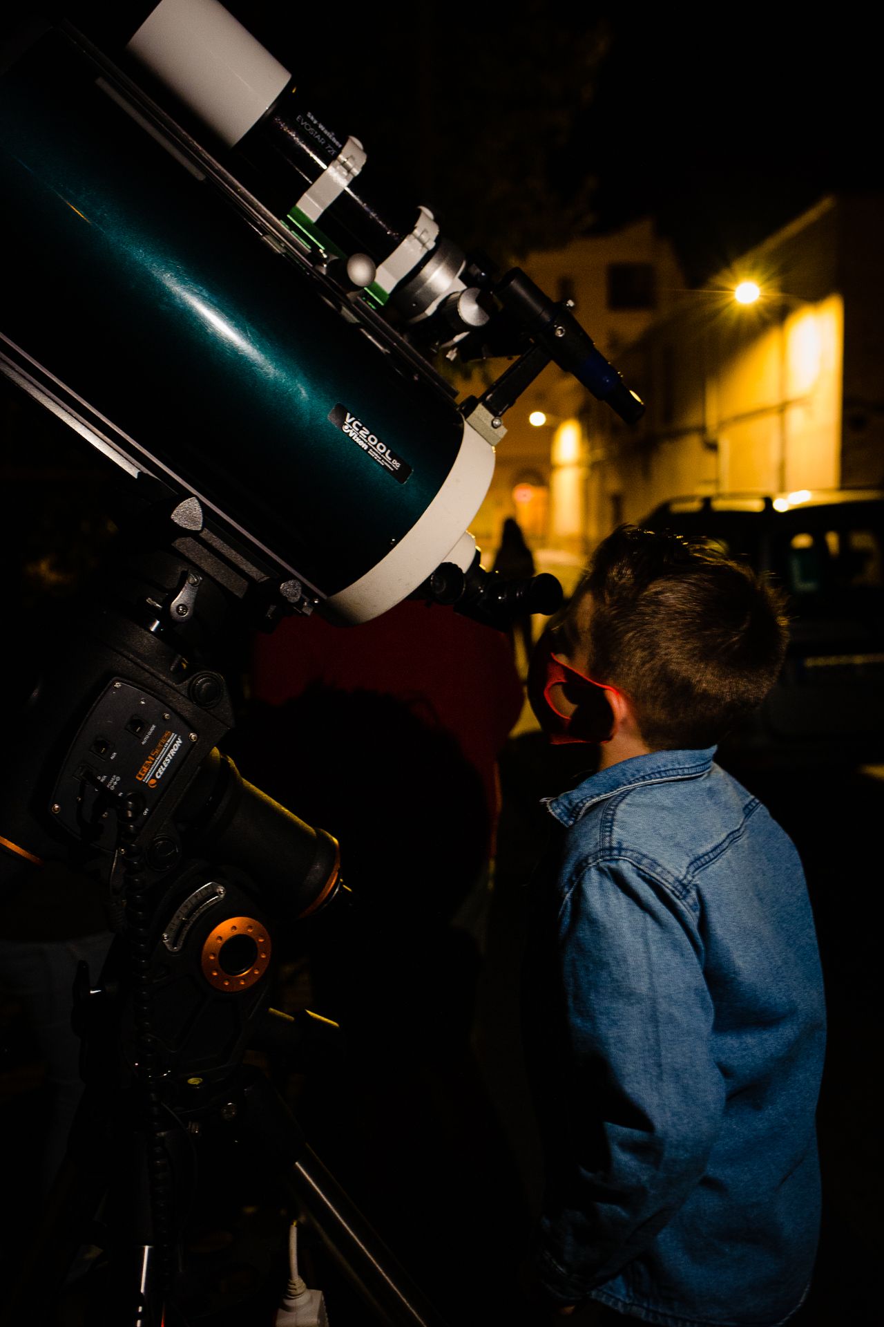 Un niño observa las estrellas en San Vicente de Alcántara.