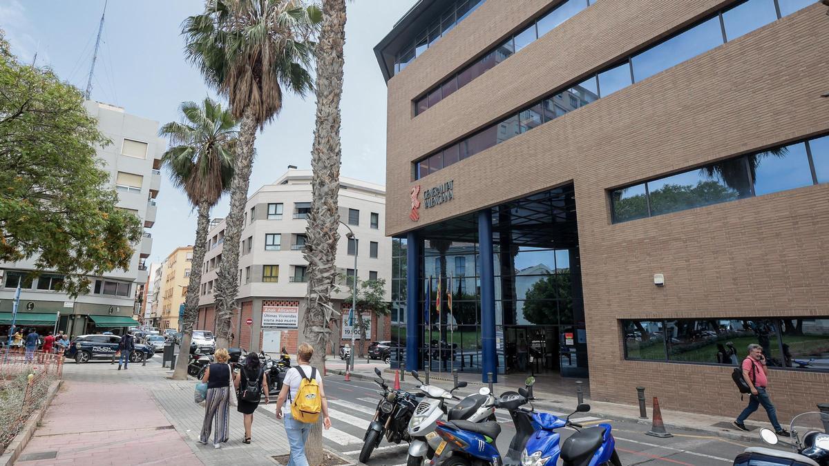 Fachada de los juzgados de Pardo Gimeno, donde se encuentran las secciones de los tribunales de Civil y Social,