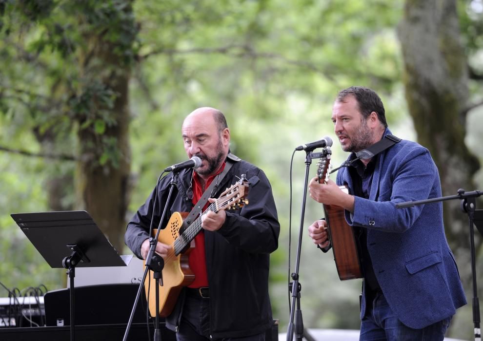 La Fundación Xosé Neiras Vilas celebra hoy su Xuntanza de Confraternidade con motivo del XXV aniversario de su creación. Hasta las Ínsuas de Gres (Vila de Cruces) se acercaron diferentes artistas.