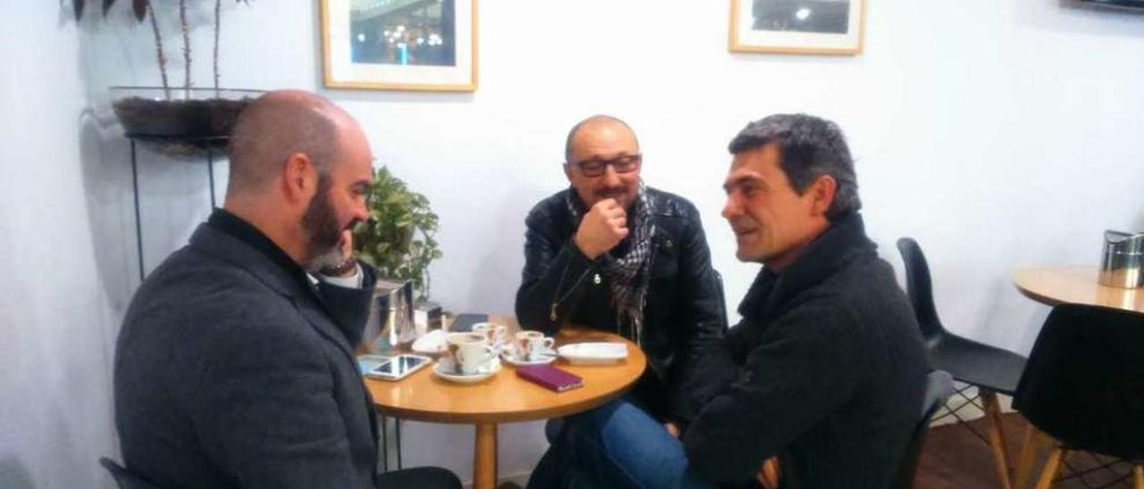 Félix Juncal, Suso García y Daniel Rodas, ayer en Bueu. // FdV