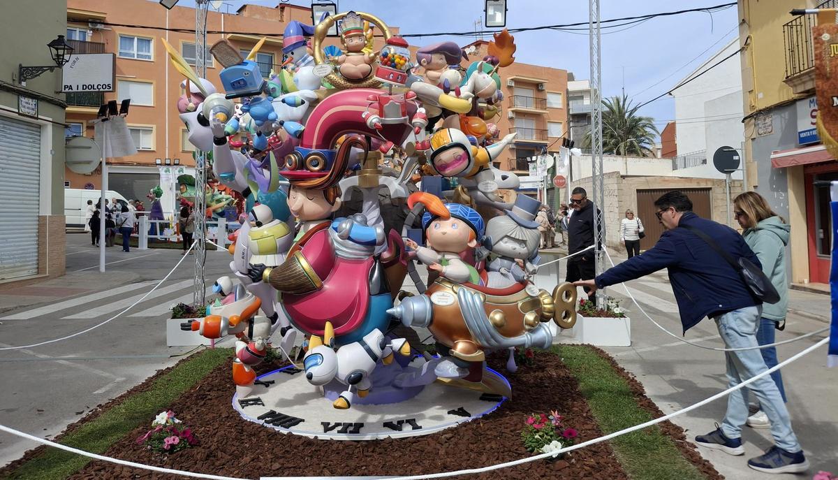 Un visitante alarga el brazo y acaricía el excepcional acabado de la falla infantil de Baix la Mar
