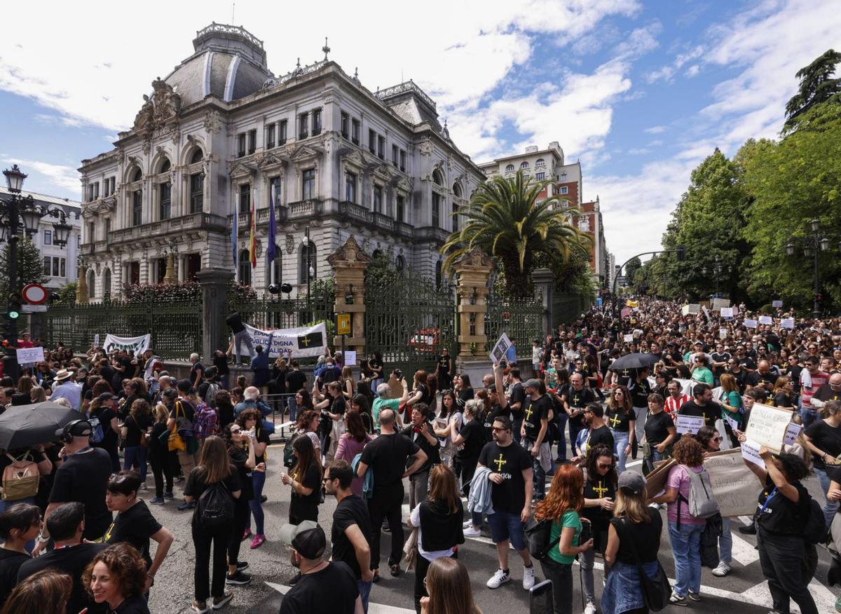 Una de las manifestaciones de los profesores asturianos de finales del curso pasado, en los alrededores de la Junta General del Principado.     | LUISMA MURIAS