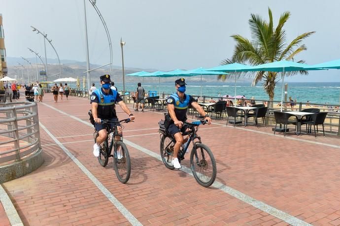 28-08-2020 LAS PALMAS DE GRAN CANARIA. Playa de Las Canteras.  La Policía Local intensifica los controles por las nuevas normativa anti covid. Fotógrafo: ANDRES CRUZ  | 28/08/2020 | Fotógrafo: Andrés Cruz