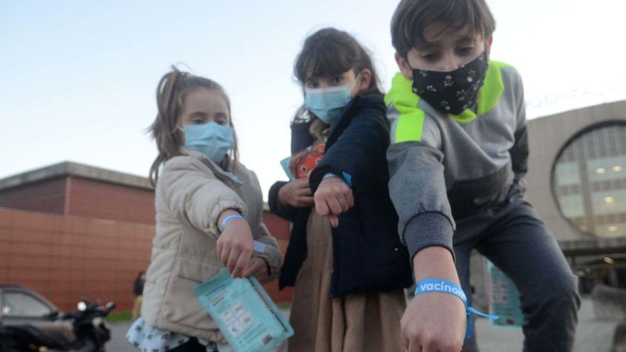 Niños vacunados en el Hospital Comarcal do Salnés hace un par de semanas. |   //  NOÉ PARGA