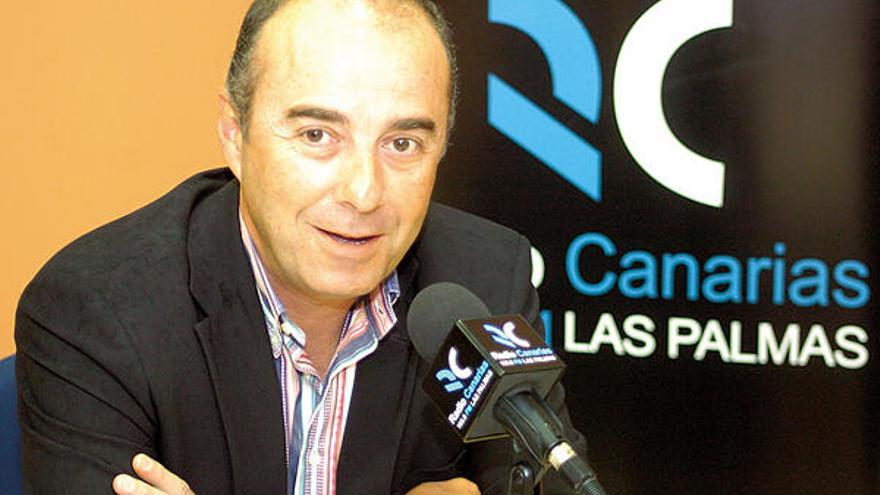 Miguel Zerolo, en los estudios de Radio Canarias durante la entrevista.