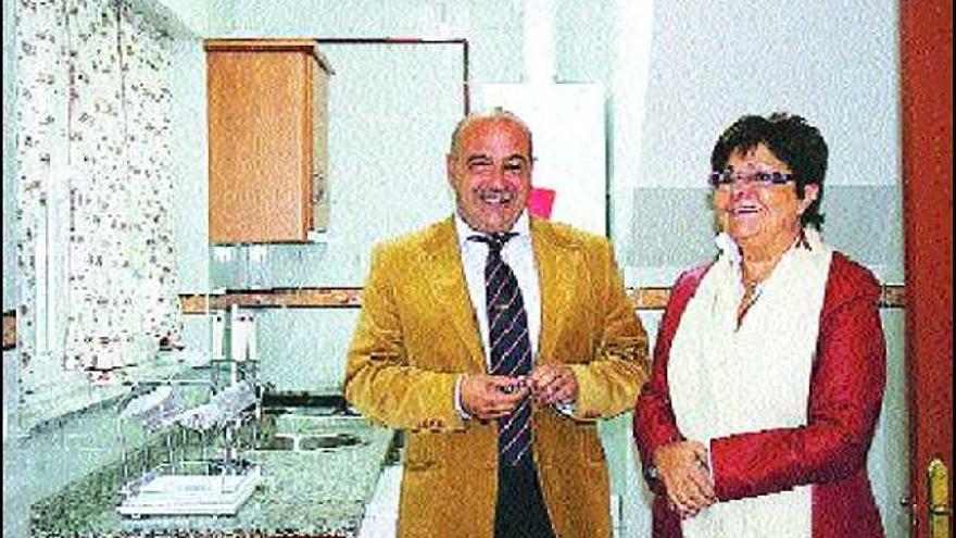 José Marciano Barreñada y Pilar Rodríguez, en la cocina del centro de acogida para menores de Barredos.