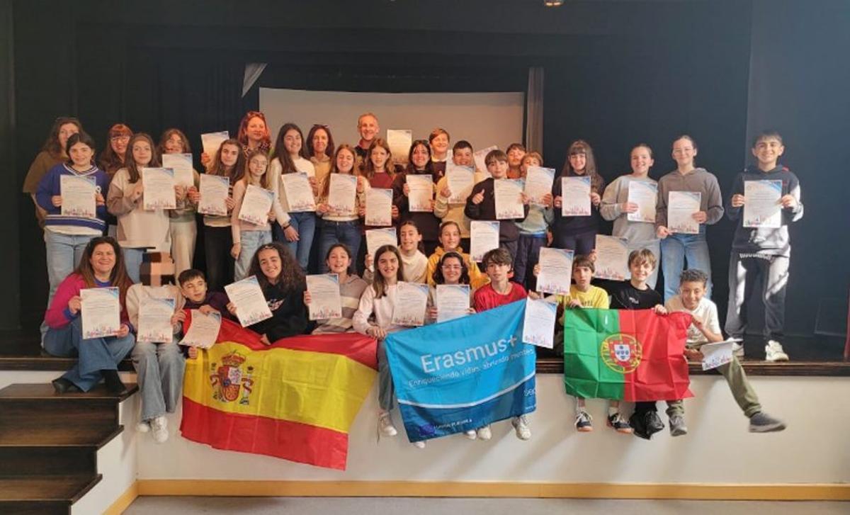 Alumnos del centro de Cieza con sus homólogos portugueses. | L.O.