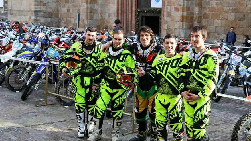 Charly, segundo por la izquierda, con sus compañeros del Enduro Estradense.