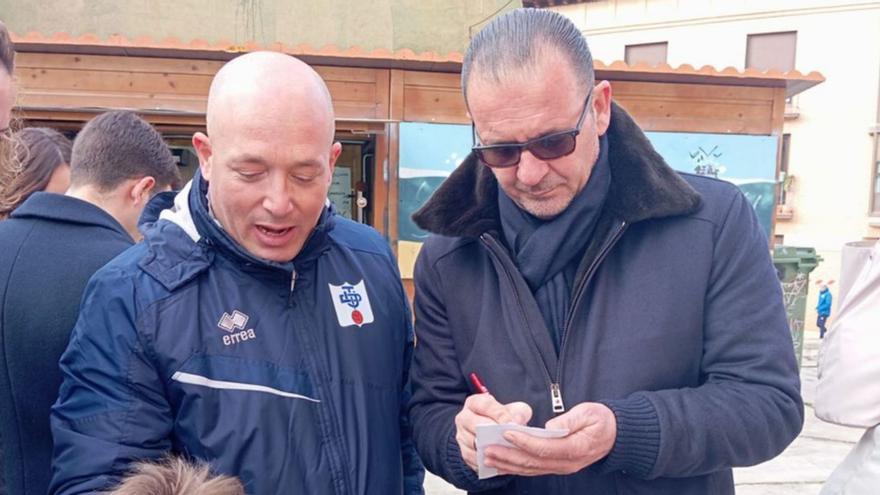 Predrag Mijatovic firmando un autografo. | I. A.