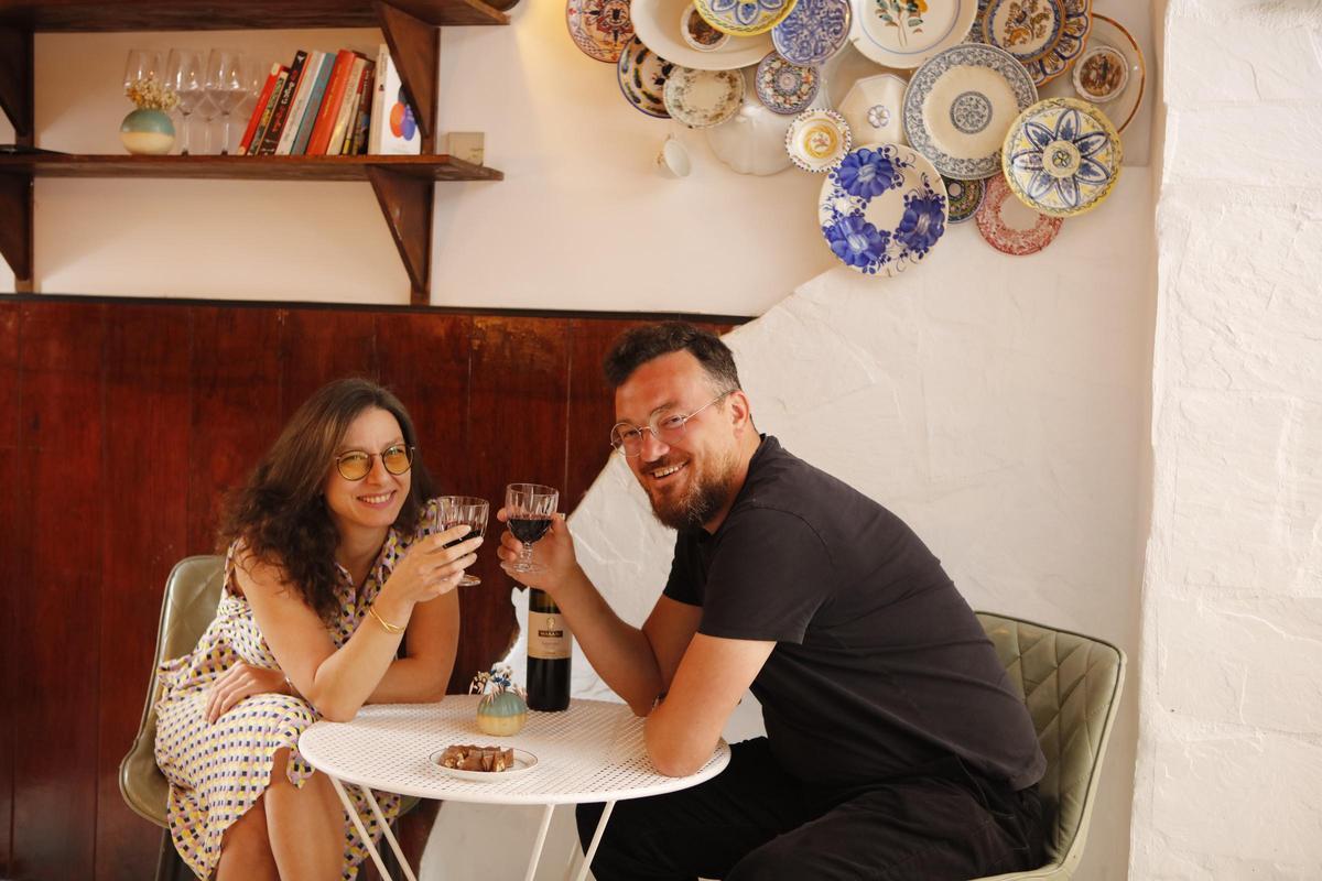 Dato und Natia genießen den Rotwein Saperavi und die Nachspeise Churchkhela – Walnüsse mit verdicktem Weintraubensaft.