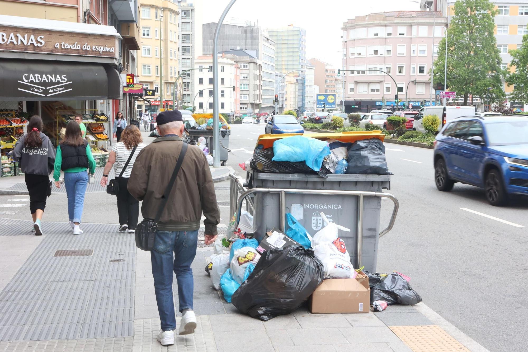 Huelga de la recogida de basuras en A Coruña: los desperdicios desbordan los contenedores