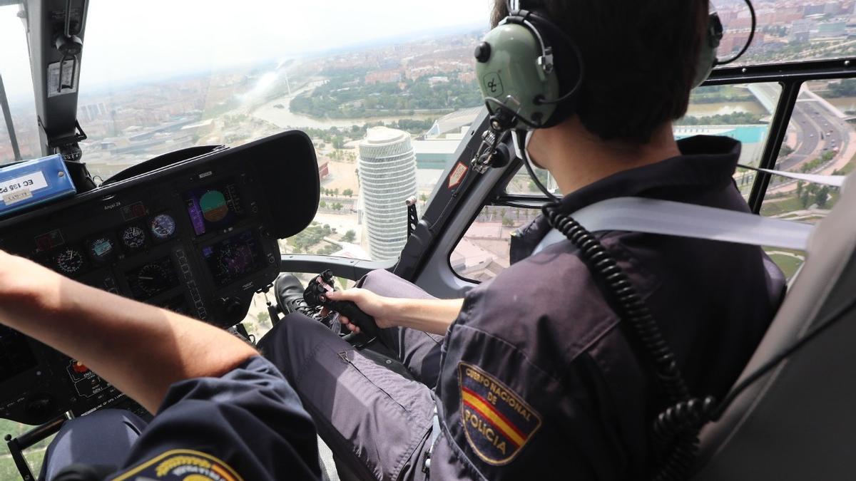 Así vuela el helicóptero de la Policía Nacional sobre la ciudad de Zaragoza