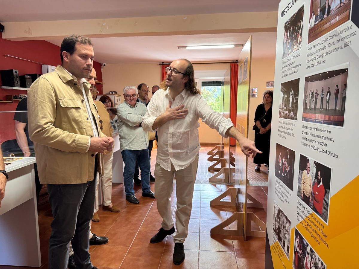 Óscar Ibáñez explica á exposición