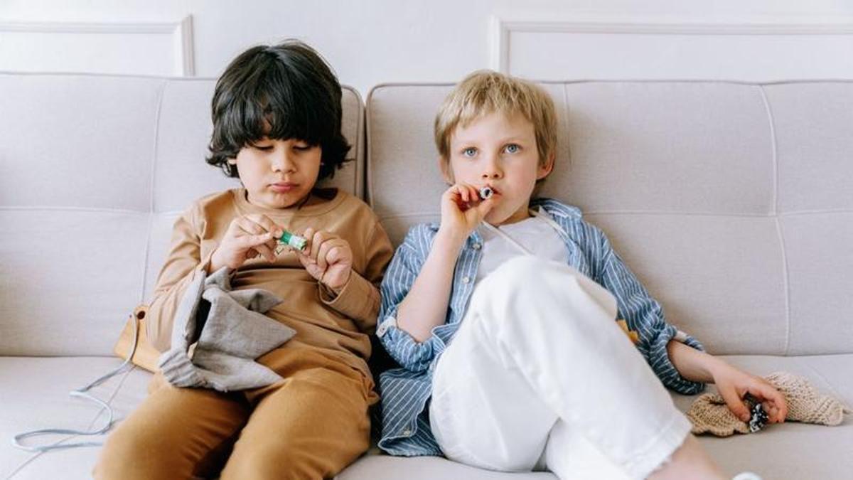 Dos niños, aburriéndose